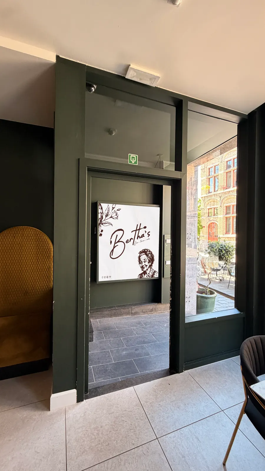Het uithangbord van Bertha's aan de Menenstraat in Ieper