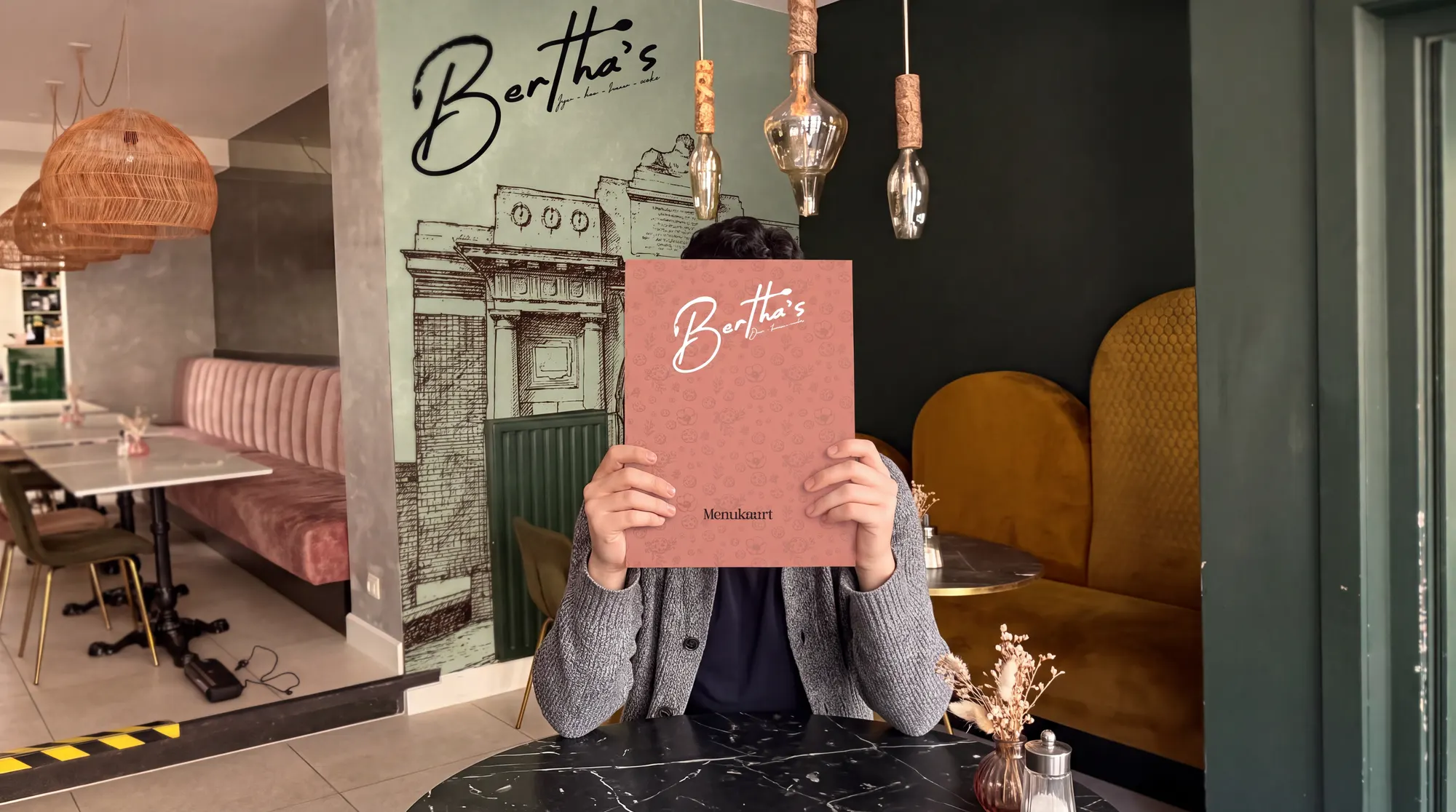 Het interieur van Bertha's met velours zitbank