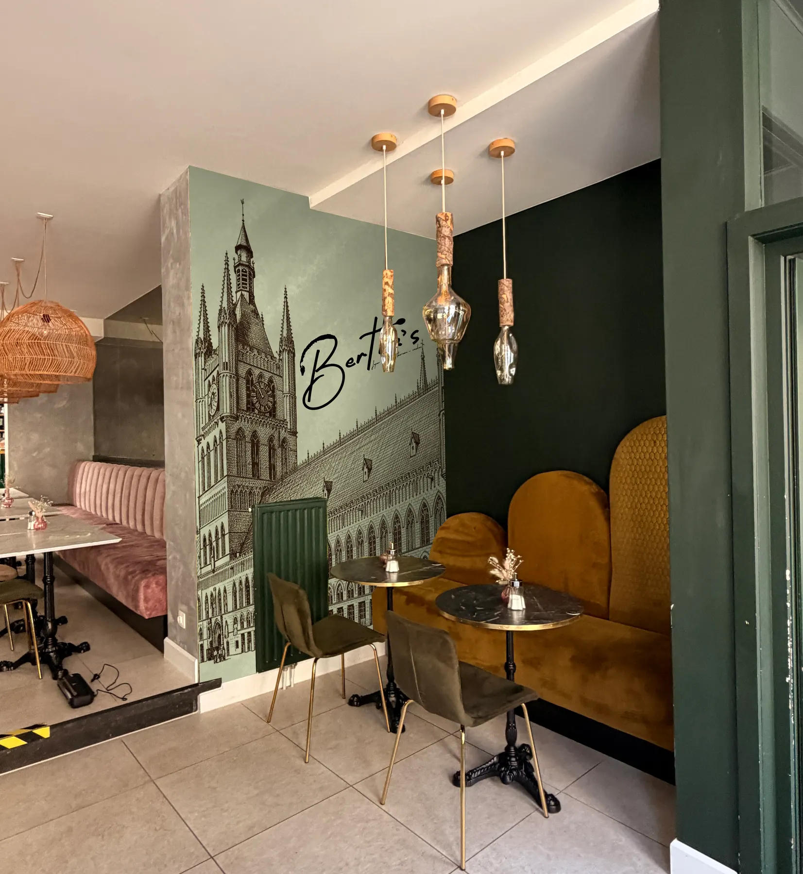 De muur met de Ieperse Lakenhalle in tearoom Bertha's