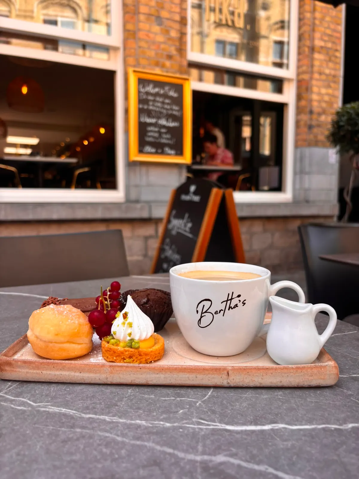 Ontbijt bij Bertha's in Ieper: koffie, gebak en vers fruit
