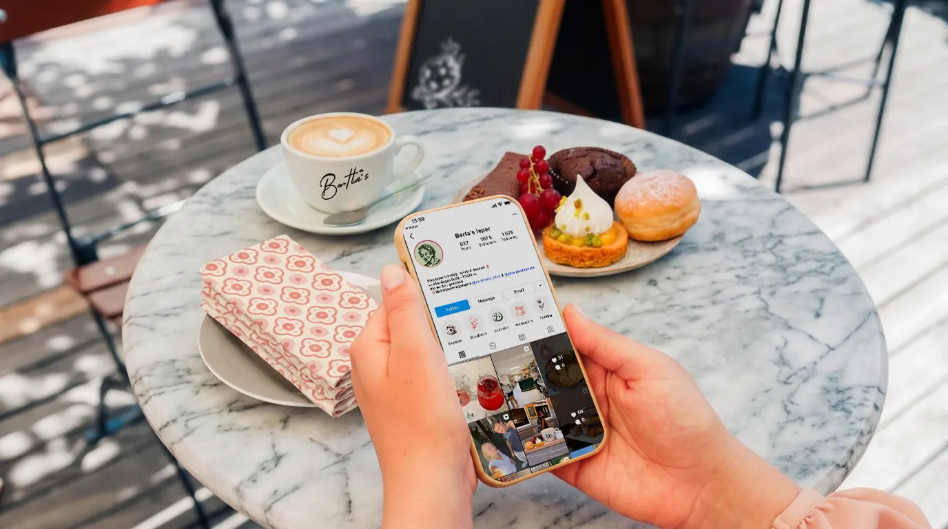 Koffie en gebak op een marmeren tafel bij Bertha's